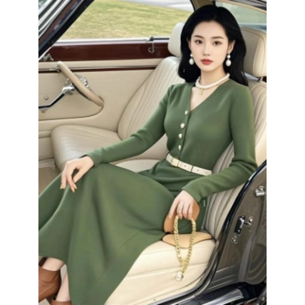 Green knitted dress with a light luxury and high-end feel. Small stature, waist cinched, sweet and spicy skirt. Children's new autumn collection